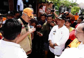 Gubernur Jateng saat meninjau banjir di Kecamatan Juwana Pati