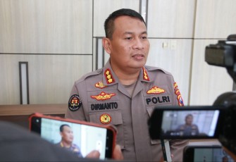 Kabid Humas Polda Jatim Kombes Dirmanto saat memberikan keterangan pers terkait kasus KDRT Venna Melinda, Kamis (12/1)