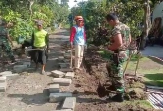 Gotong royong pavingisasi jalan desa binaan
