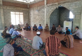 Kapolsek Riung Ipda Nurkholik Bersama Stafnya, Gelar Jumat Curhat dengan Para Tokoh Muslim dan Warga, Bertempat di Masjid Al Akbar Maratauk, Kecamatan Riung Kabupaten Ngada, Jumat (13/01/2023)