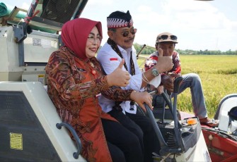 Kementan SYL bersama Bupati Grobogan saat panen raya padi gunakan traktor 