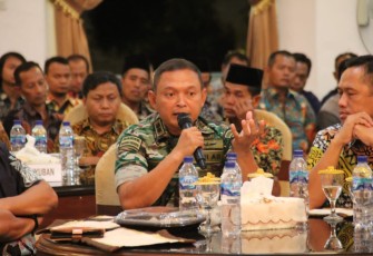 Dandim 0803/Madiun Letkol Inf Meina Helmi saat memberikan sambutan