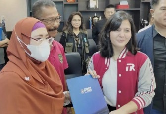 Ratu Tisha saat menyerahkan formulir pencalonan Wakil Ketua PSSI, Minggu (15/1)