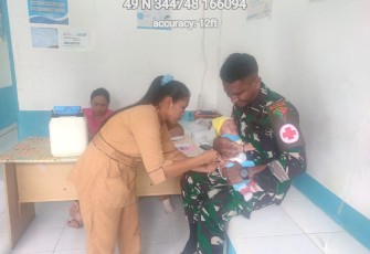 Satgas Yonif 645/Gty bantu imunisasi anak perbatasan 