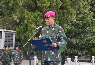 Aspotmar Kasal Mayjen TNI (Mar) Nur Alamsyah saat membacakan amanat Panglima TNI Laksamana Yudo Margono 