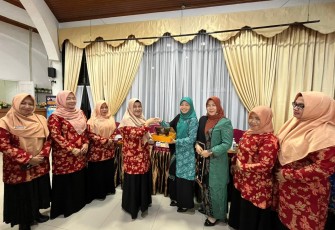 Ketua TP.PKK Kabupaten Limapuluh Kota menerima kunjungan kerja rombongan DWP Kabupaten Bener Meriah Provinsi Aceh di Rumah Dinas Bupati Limapuluh Kota.