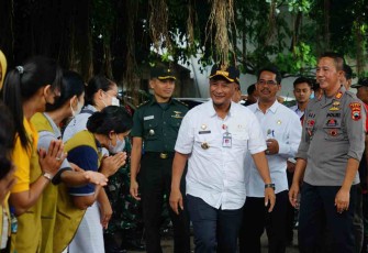 Pj Bupati Pati tinjau dan berikan bantuan kepada warga korban banjir