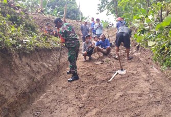 Perbaikan jalan menuju makam desa binaan 