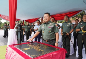 Kasad Jenderal TNI Dudung Abdurachman saat meresmikan Kolam Renang A.J. Mokoginta Seskoad
