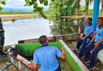 Kadisops Lanud Sutan Sjahrir Mayor Lek Bambang Braders saat memberikan pengarahan dalam pemanfaatan kolam menjadi produktif 
