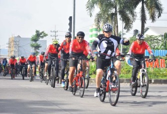 Pangdivif 2 Kostrad Mayjen TNI Syafrial saat gowes bareng Dansatjar wilayah Malang Raya