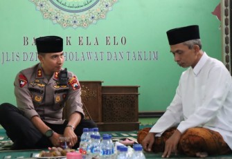 Kapolres Karanganyar, AKBP Jerrold Hendra Yosef Kumontoy berbincang dengan Ketua PCNU Karanganyar, KH Nuril Huda, Kamis (27/1/2023).
