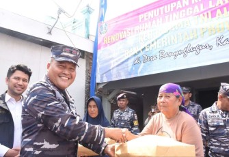 Danlantamal V Laksamana Pertama TNI Supardi saat memberikan bantuan