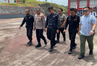 Kapolresta Cilacap Kombes Franky Ani Sugiarto saat mengunjungi lapas Nusakambangan 