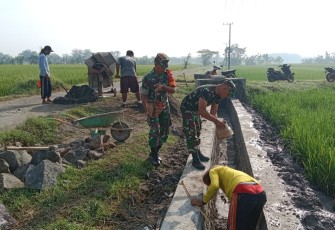 Bangun talud bersama warga binaan