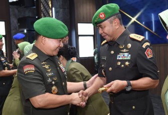 Kasad Jenderal TNI Dudung Abdurachman saat memberikan ucapan selamat usai sertijab 