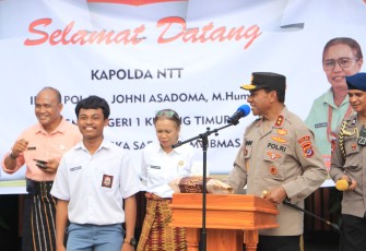 Kapolda NTT Irjen Pol Johni Asadoma saat bersama siswa SMAN 1 Kupang
