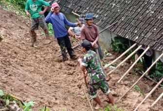 Evakuasi korban longsor di wilayah binaan 