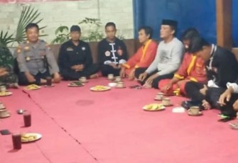 Silahkan bersama anggota perguruan silat 