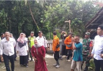 Bupati Pacitan Tinjau Rumah Terdampak Puting Beliung