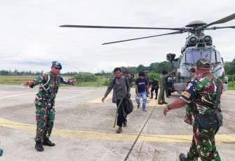 Penyelamatan pekerja bangunan di distrik Paro Kabupaten Nduga