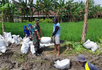 Pembangunan tanggul bersama warga binaan 