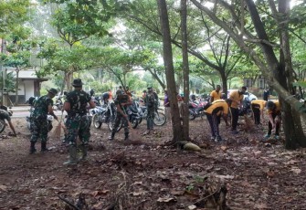 Bersihkan sampah sekitar pantai