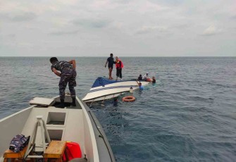 Evakuasi speed boat yang mengalami laka laut