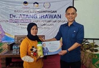 Atang Irawan Kabid hubungan legislatif DPP partai NasaDem saat memberikan bantuan pupuk organik gratis kepada petani di kabupaten Grobogan.