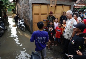 Gubernur Jateng Ganjar Pranowo saat meninjau banjir Juwana 