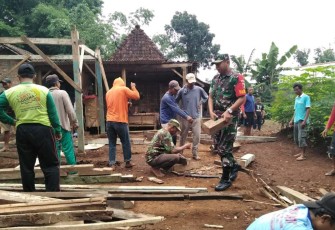 Gotong royong perbaiki rumah warga binaan 