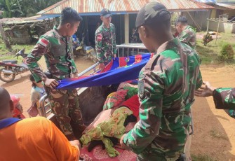 Evakuasi warga yang sakit ke puskesmas perbatasan 