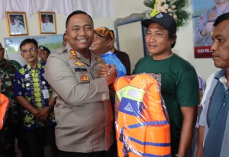 Kapolres Demak AKBP Budi Adhy Buono saat memberikan life jacket nelayan