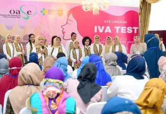Ibu Iriana Joko Widodo saat meninjau pemeriksaan tes IVA di Mahan Agung, Rumah dinas Gubernur Lampung, Rabu (8/3)