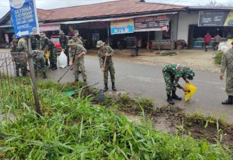 Karya bakti bersihkan lingkungan di perbatasan 