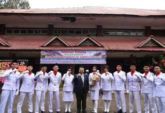 Bupati Dolly Pasaribu pada pelepasan ambalan angkatan 26 untuk SMA Negeri 2 Plus Sipirok dan Angkatan 9 SMK Martabe Sipirok pada Sabtu (11/3) di Gedung Serbaguna SMAN 2 Plus Sipirok.