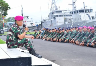 Danlantamal VI Makassar Brigjen TNI (Mar) Amir Kasman saat memberikan pengarahan 