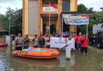 Babinsa Sertu Muhdi mendampingi pembangian logistik