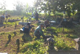 Pembersihan TPU wilayah desa binaan 
