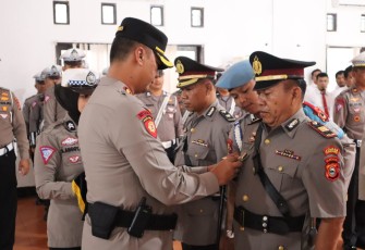 Kapolres Pinrang AKBP Santiaji Kartasasmita saat sertijab personel