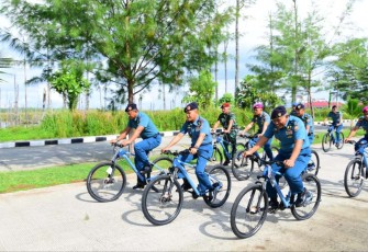 Pangkoarmada III Laksda TNI Agus Hariadi bersepeda bersama jajaran 