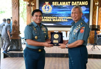 Kasal Laksamana TNI Muhammad Ali saat memberikan penghargaan 