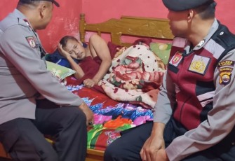 Peduli Sesama, Kapolsek Rimbo Pengadang Beri Bantuan Kepada Warga Yang Sakit Menahun
