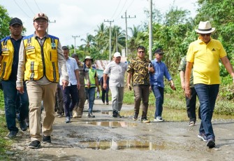 Gubernur Bengkulu Rohidin Mersyah Saat Meninjau Lokasi Pembangunan Jalan di Tanjung Kemuning-Datar Lebar-Gunung Megang Kabupaten Kaur