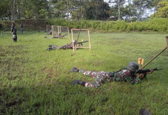 Latihan menembak prajurit Kodim 0801/Pacitan 