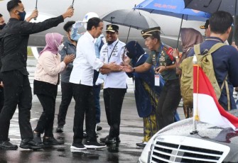 Pangdam XIV Hasanuddin Mayjen TNI Dr Totok Imam Santoso menyambut presiden Joko Widodo di bandara Sultan Hasanuddin 
