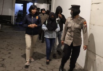 Petugas saat mengamankan pasangan tak resmi setelah terjaring razia pekat dari salah satu hotel kelas melati di wilayah Kabupaten Karanganyar, Sabtu (1/4/2023) malam.