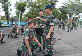 Danlanud Sutan Sjahrir Kol Nav Saeful Rakhmat saat tradisi penyiraman air kembang prajuritnya naik pangkat, Senin (3/4)
