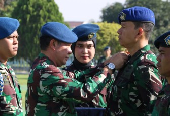 Pangkoopsud I Marsda TNI Bambang Gunarto menyematkan kenaikan pangkat prajuritnya 