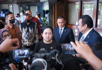 Puan Maharani Ketua DPR RI saat memberikan keterangan pers terkait pengesahan Perppu Pemilu jadi UU, Selasa (4/4)